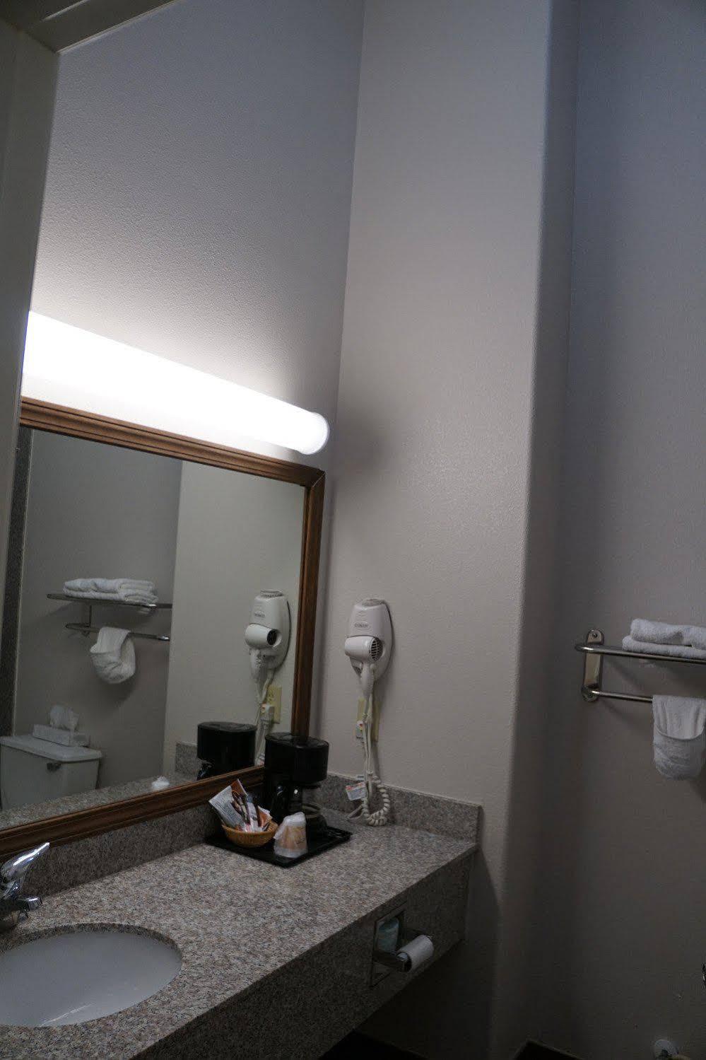 Baymont Inn & Suites ברנהאם מראה חיצוני תמונה